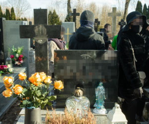Cmentarne hieny zdewastowali i okradali groby w Karczewie