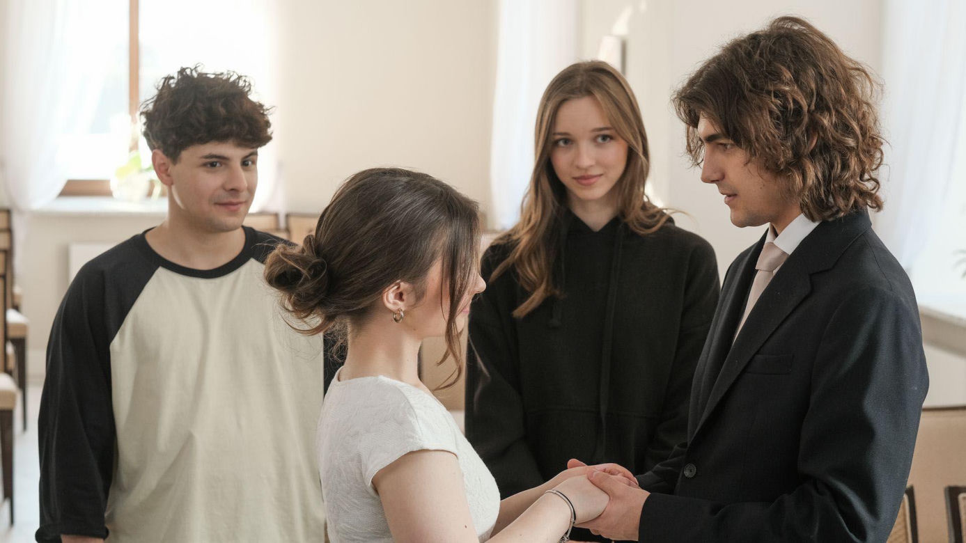 Barwy szczęścia odc. 3390. Ewelina (Amelia Listwon), Ewa (Gabriela Ziembicka), Romeo (Jacek Tyszkiewicz), Witek (Witold Sosulski)