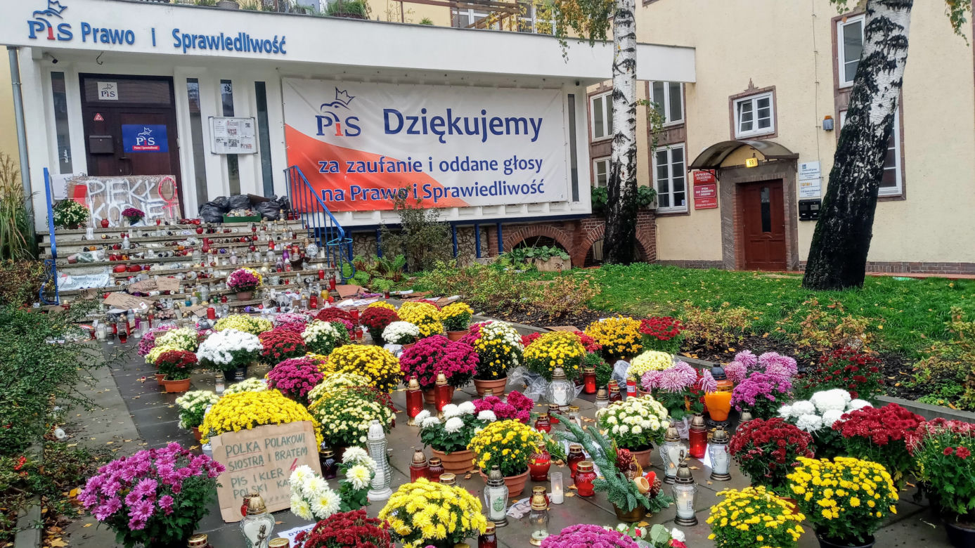 Chryzantemy i znicze pod siedzibą PiS w Szczecinie