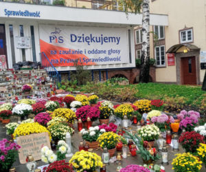 Chryzantemy i znicze pod siedzibą PiS w Szczecinie