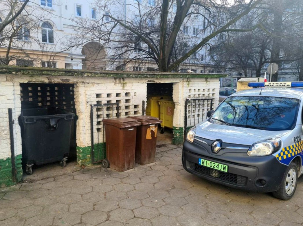 Puchate maleństwo konało z zimna na śmietniku. Wstrząsające