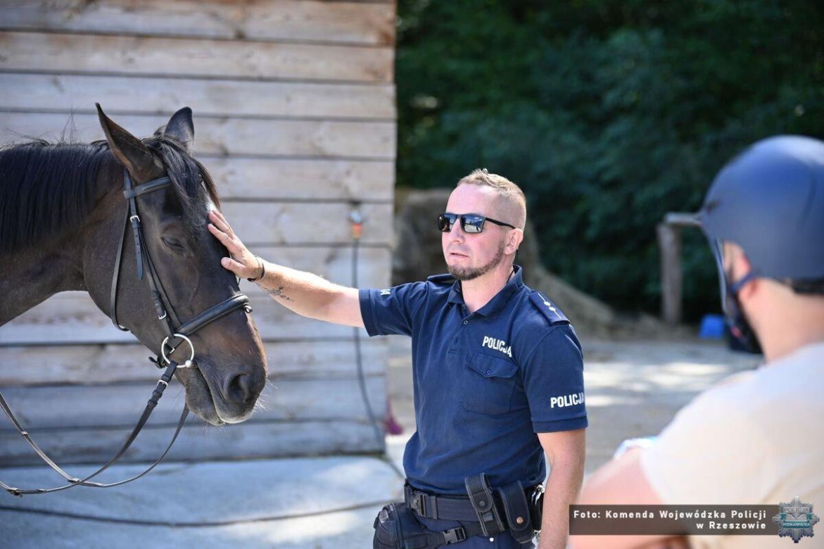 Pan Andrzej został zwycięzcą licytacji zorganizowanej w ramach 34. Finału WOŚP i razem z panią Żakliną odwiedził Ogniwo Konne podkarpackiej policji w Weryni