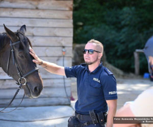 Pan Andrzej został zwycięzcą licytacji zorganizowanej w ramach 34. Finału WOŚP i razem z panią Żakliną odwiedził Ogniwo Konne podkarpackiej policji w Weryni