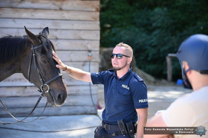 Pan Andrzej został zwycięzcą licytacji zorganizowanej w ramach 34. Finału WOŚP i razem z panią Żakliną odwiedził Ogniwo Konne podkarpackiej policji w Weryni