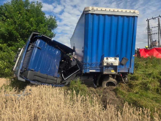 Wjechał Fordem pod ciężarówkę i uderzył w Skodę. 20-latka zabrał śmigłowiec. Tragiczny finał