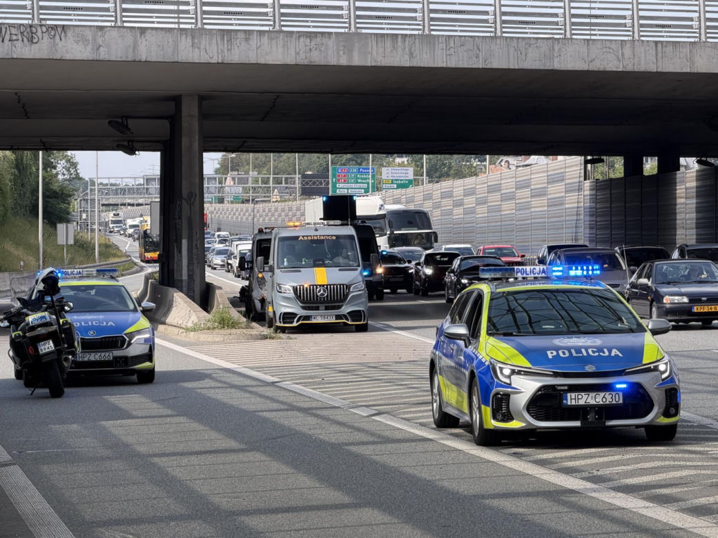 Osobówka dachowała na S8. Dwoje dzieci w szpitalu!