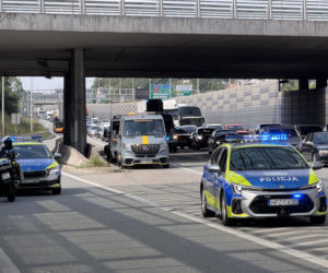 Osobówka dachowała na S8. Dwoje dzieci w szpitalu!