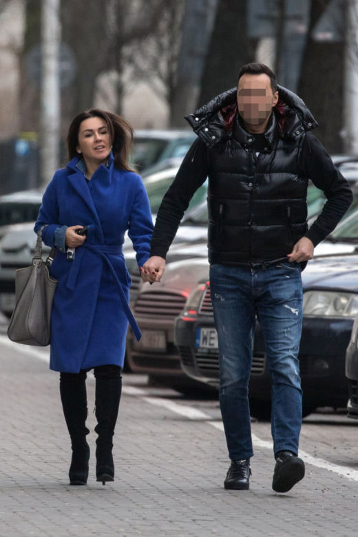 Beata Tadla z partnerem trzymają się za ręce. 