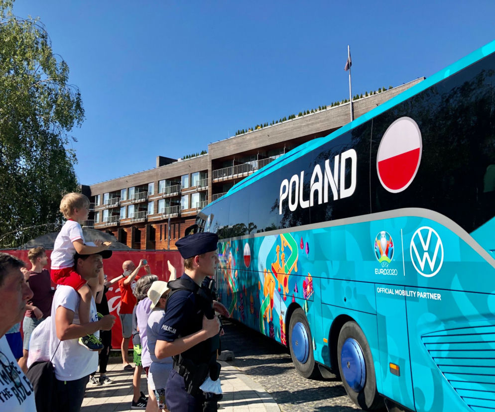 Ulubionych piłkarzy zobaczyli wyłącznie… zza płotu! Kibice czekali na przyjazd polskiej reprezentacji