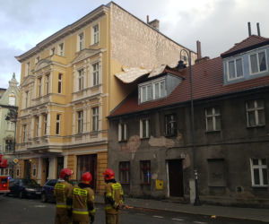 Wiatr zerwał elewację kamienicy przy ul. Pomorskiej w Bydgoszczy