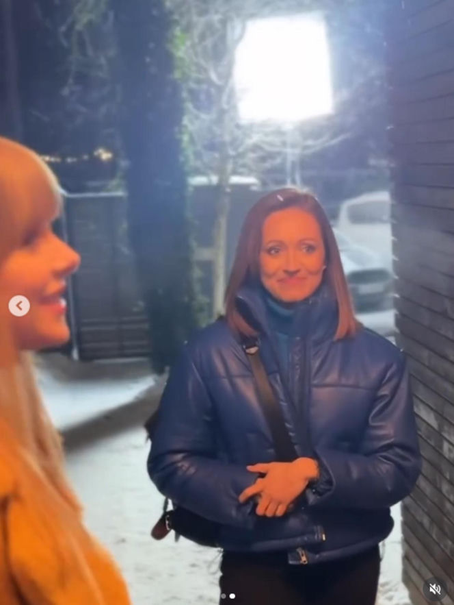 Na sygnale na planie. Sonia (Natalia Rewińska), Basia (Anna Wysocka-Jaworska)