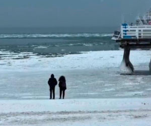 Takie aktywności mogą skończyć się tragedią. Lód nie zawsze jest wystarczająco gruby i stabilny