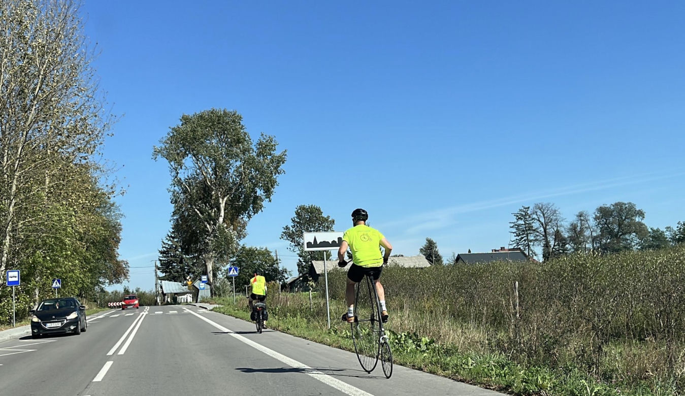 Strażak jedzie bicyklem dookoła Polski. Wszystko dla chorej córeczki