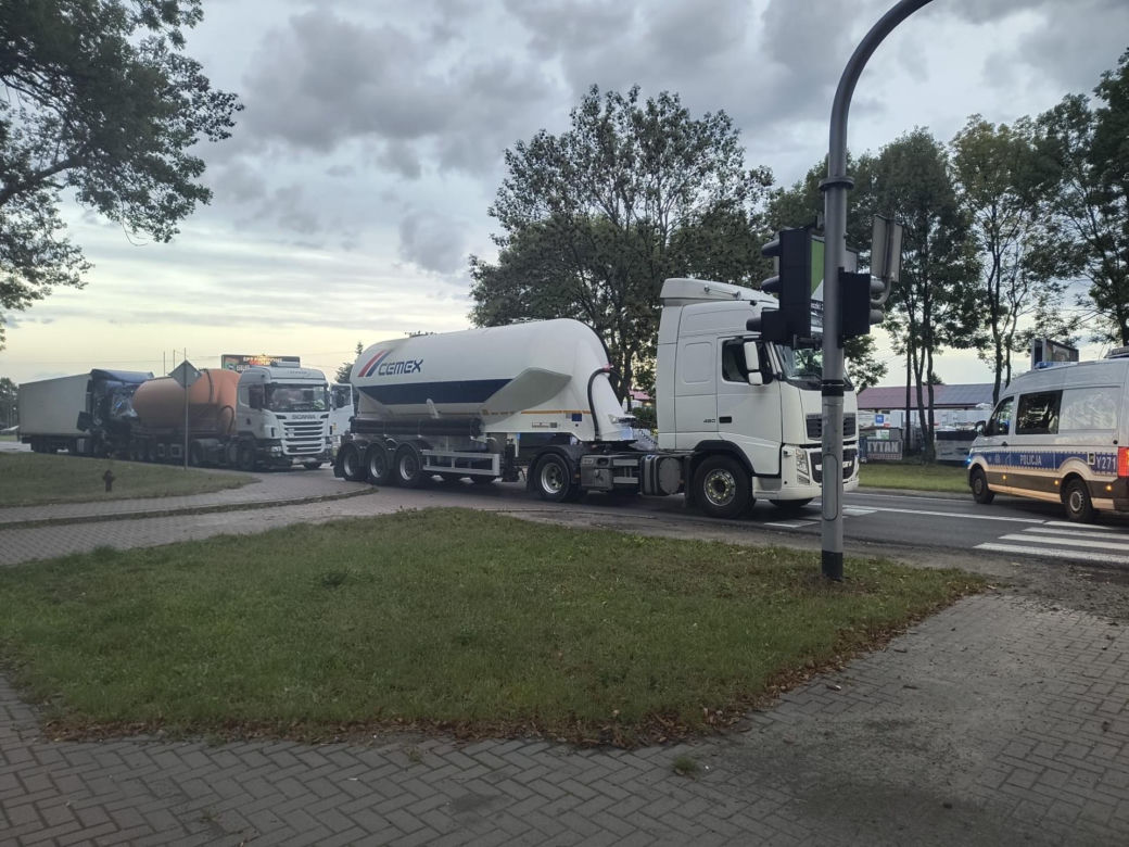Trzy ciężarówki rozbite pod Płockiem. Kierowca zakleszczony