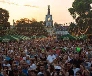 Urodziny Żubra w Białymstoku. Na placu tłumy białostoczan, na scenie Myslovitz