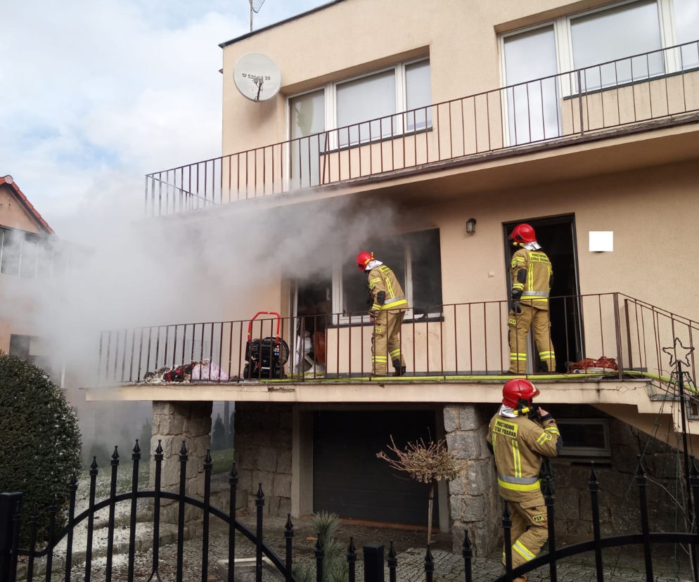 Pożar domu na Szymanowskiego w Lesznie. Możliwe, że od świeczki