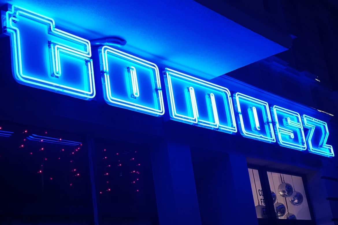 Neon "Tomasz" na ul. Rayskiego odzyskał dawny blask