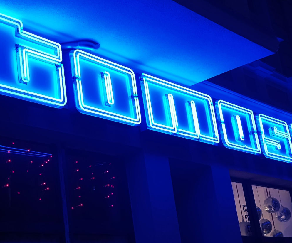 Neon z czasów PRL znów zdobi centrum miasta. Tomasz świeci nowym blaskiem