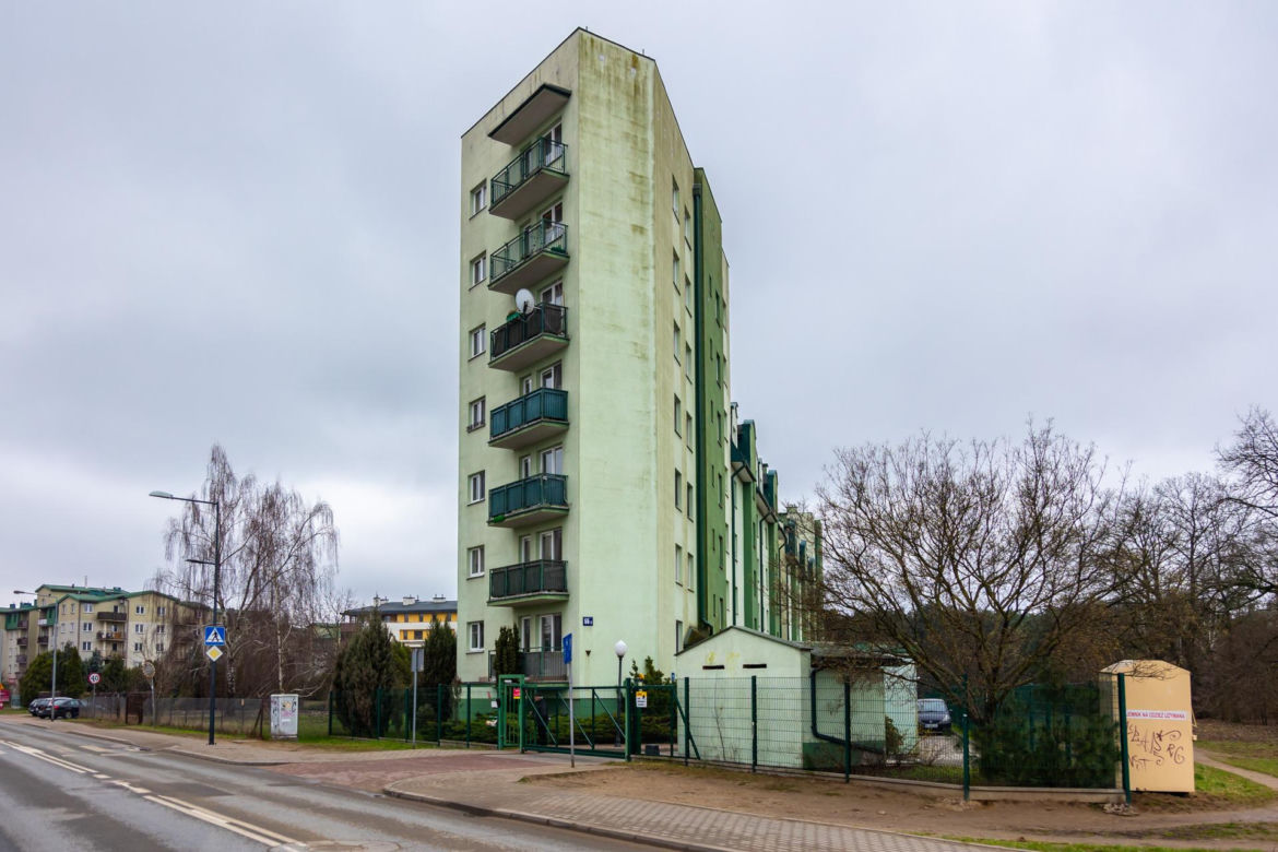 Najwęższy blok w Warszawie - zdjęcia. Zobacz budynek z Odkrytej 55C
