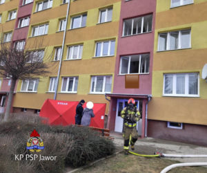 Tragiczny pożar w bloku na Dolnym Śląsku. Służby walczyły z ogniem, jest ofiara śmiertelna
