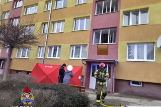 Tragiczny pożar w bloku na Dolnym Śląsku. Służby walczyły z ogniem, jest ofiara śmiertelna