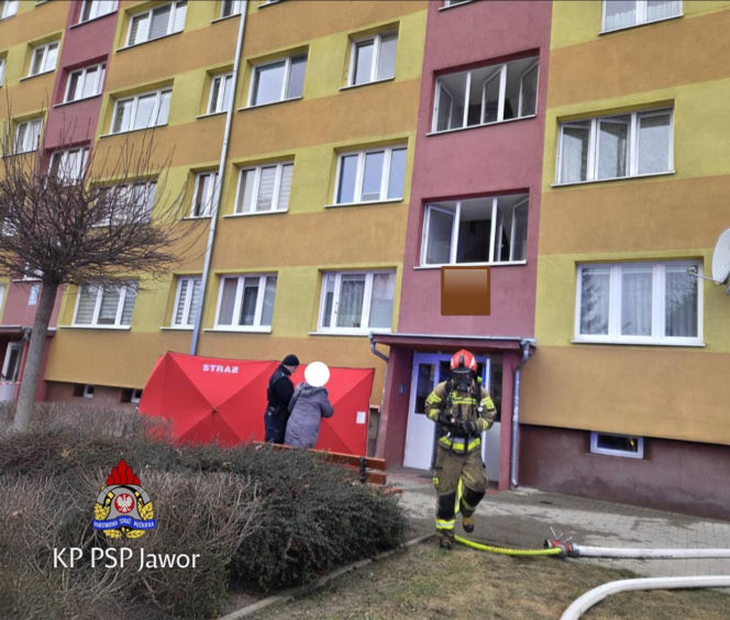 Tragiczny pożar w bloku na Dolnym Śląsku. Służby walczyły z ogniem, jest ofiara śmiertelna