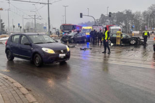 Trzy osoby w szpitalu po zderzeniu dwóch osobówek. Poważny wypadek w Toruniu