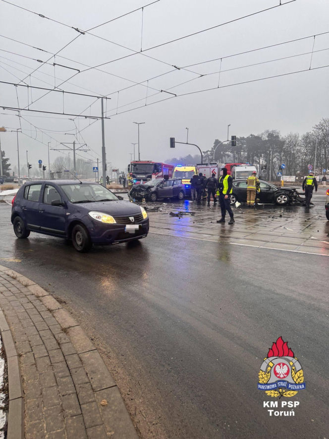 Trzy osoby w szpitalu po zderzeniu dwóch osobówek. Poważny wypadek w Toruniu