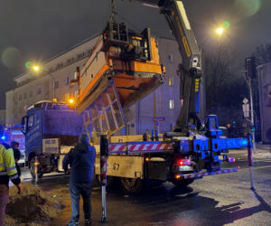 Odśnieżanie zakończone chaosem. Posypywarka runęła na skrzyżowanie