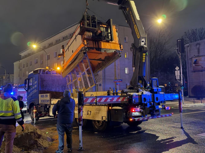 Odśnieżanie zakończone chaosem. Posypywarka runęła na skrzyżowanie