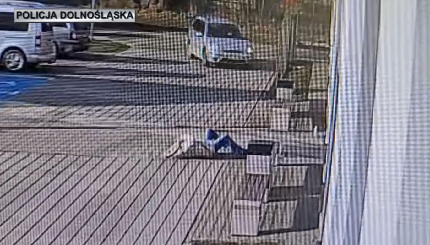 Dramatyczne sceny przed komisariatem.  Nagle upadła tuż pod oknami policjantów
