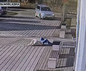 Dramatyczne sceny przed komisariatem.  Nagle upadła tuż pod oknami policjantów