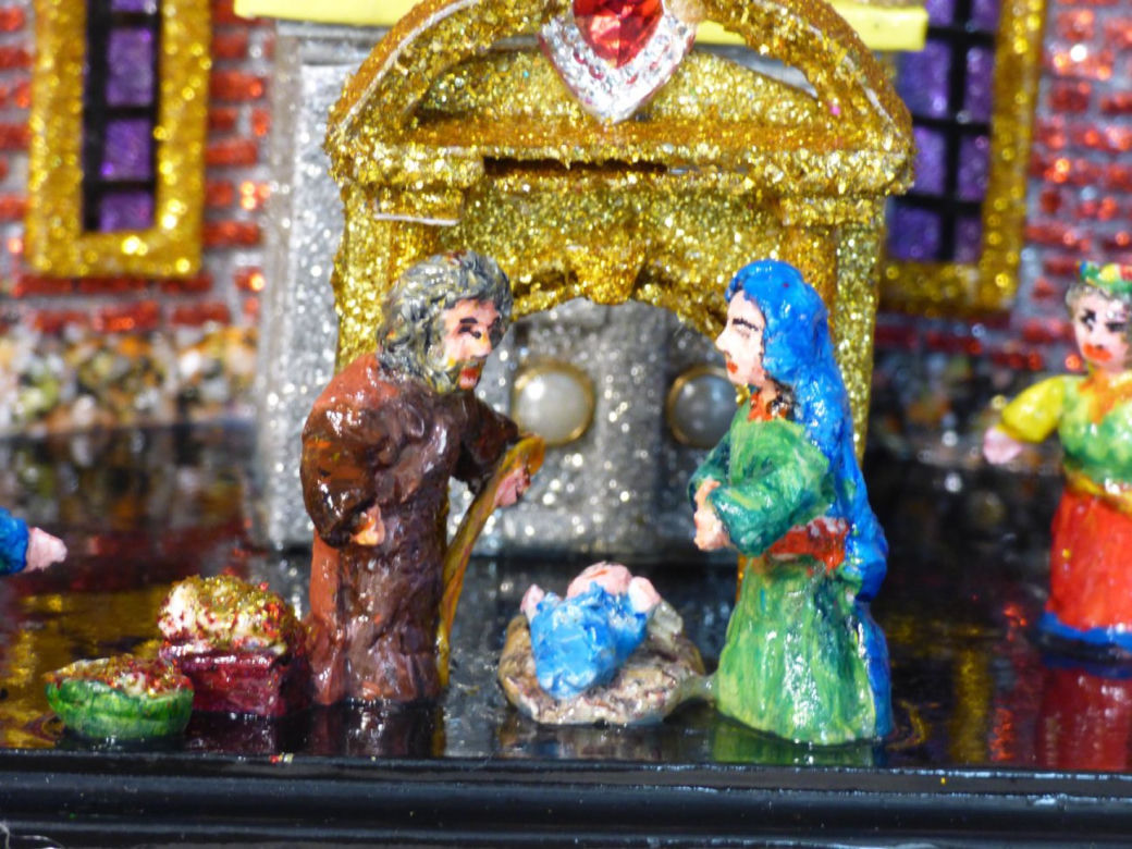 Miniatury szopek krakowskich zamyka w butelce