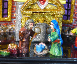 Miniatury szopek krakowskich zamyka w butelce