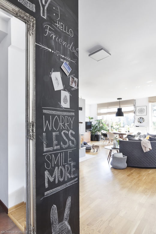 Salon z kuchnią w apartamencie w stylu skandynawskim