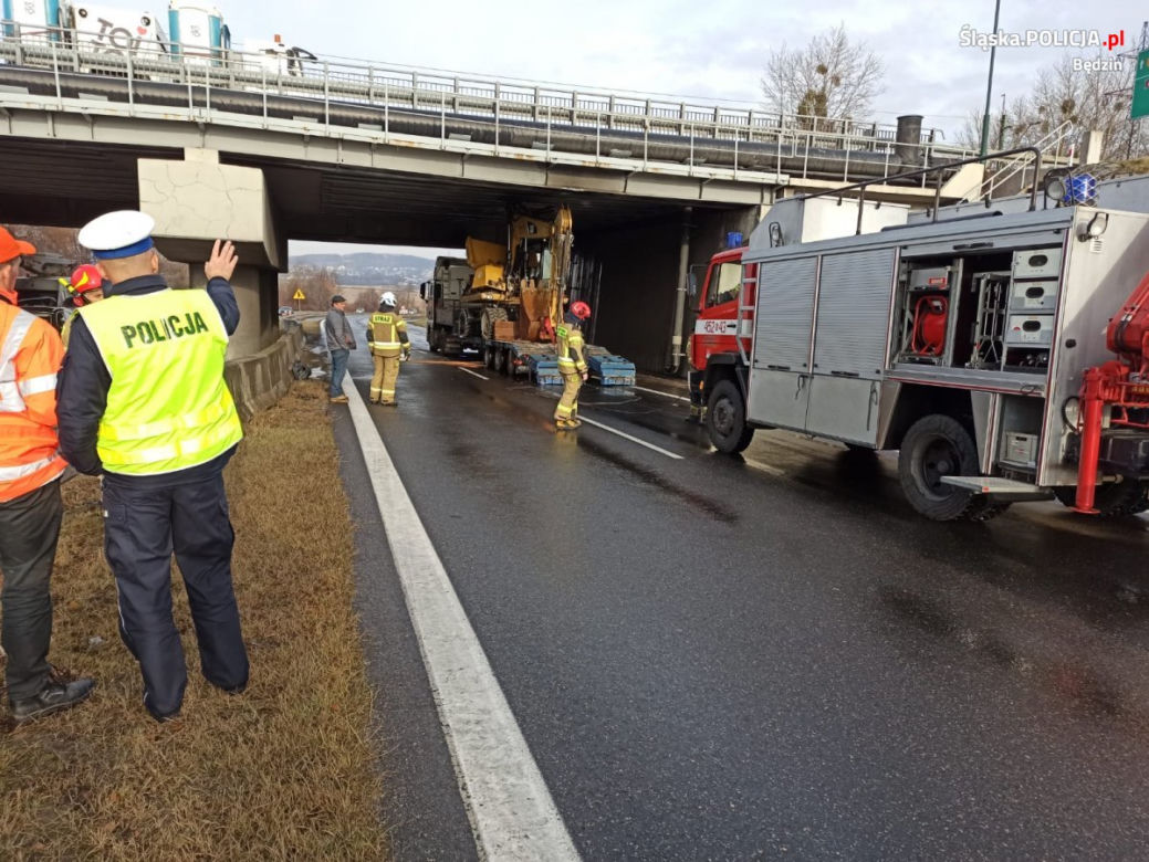 Kierowca źle ocenił rozmiar i utknął. Pomogli mu strażacy