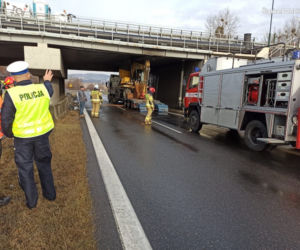 Kierowca źle ocenił rozmiar i utknął. Pomogli mu strażacy