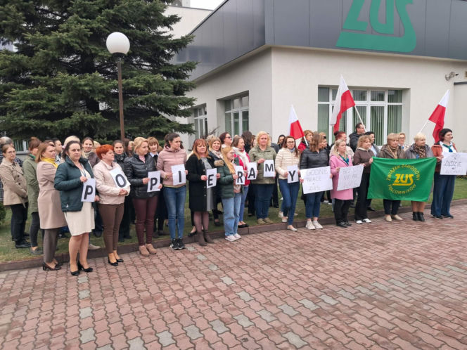 Protest pracowników ZUS-u w Starachowicach