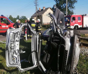 Koszmar w Dragaczu. Samochód osobowy zmasakrowany przez pociąg