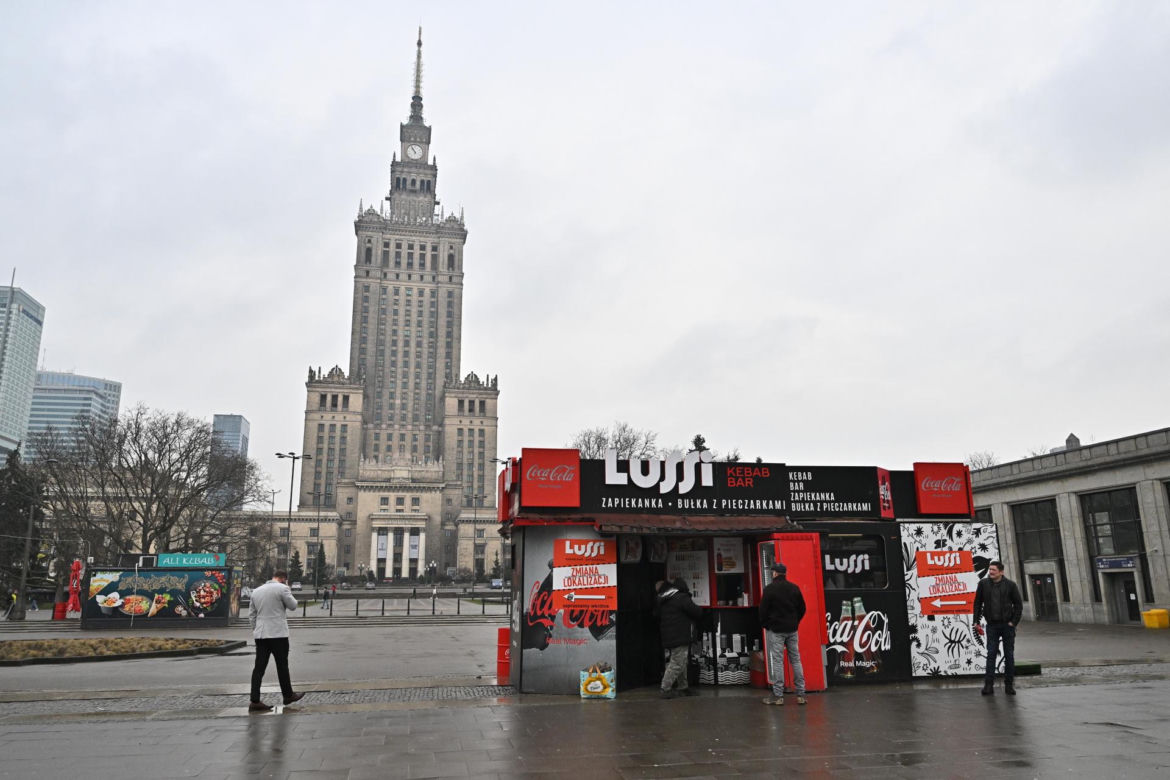 Kultowa budka z zapiekankami zniknie sprzed Pałacu Kultury. Urzędnicy: "To dobrze!" 