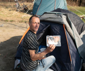 Ich dom to namiot w rezerwacie. Jak Paweł, Agnieszka i Zbyszek zorganizowali życie w cieniu mostu?