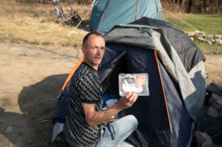 Mieszkają w namiotach pod mostem. Obok mieszkania kosztują 20 tys. zł za metr. Ich niezwykła historia wzrusza do łez