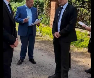 Bratanek Pawła Królikowskiego zagra w kontynuacji Rancza. Wcieli się w zaskakującą rolę u boku Cezarego Żaka