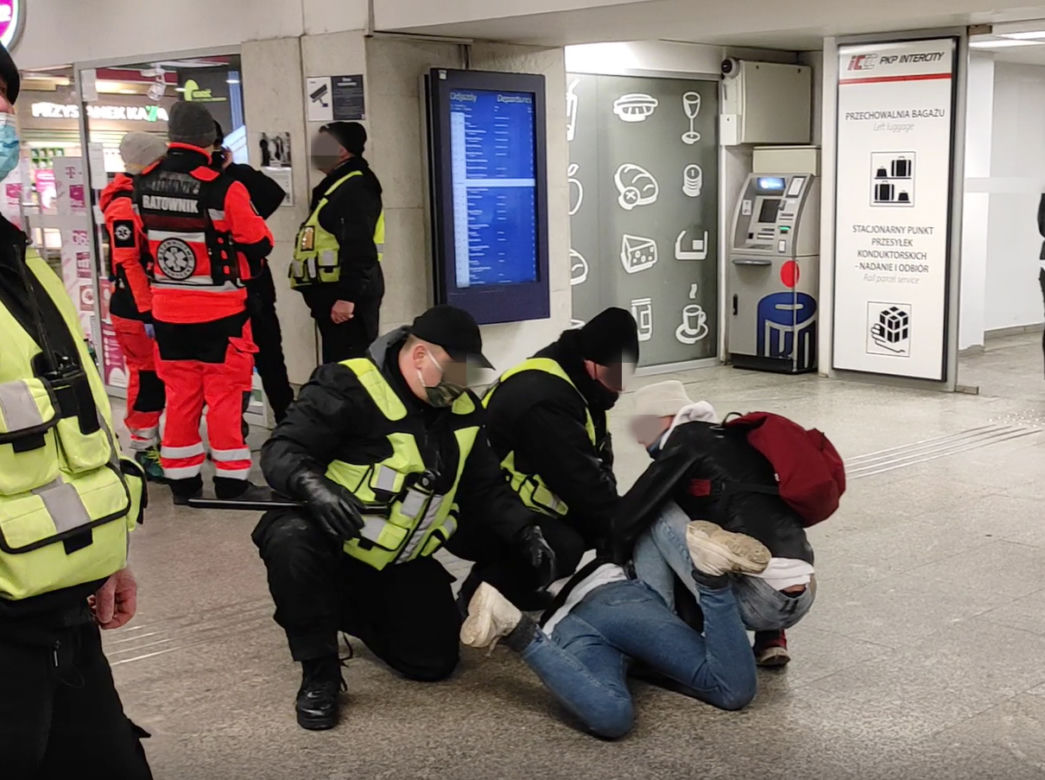 Warszawa. Bestialska interwencja ochrony na oczach policji [WIDEO]