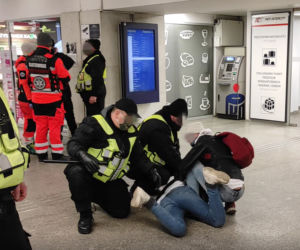 Warszawa. Bestialska interwencja ochrony na oczach policji [WIDEO]