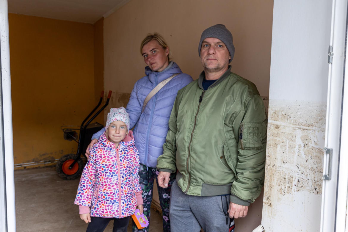 Rodzina z Lądka-Zdroju walczy o powrót do normalności. Rozpoczęli osuszanie domu 