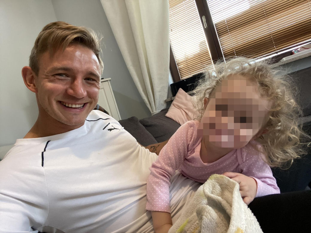 Jakub Rzezniczak z córką 