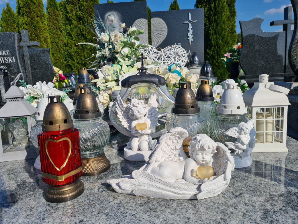  Makowisko. Paulina miała tylko 16 lat, gdy zginęła w samochodzie kolegi. Białe aniołki strzegą jej grobu [GALERIA] 