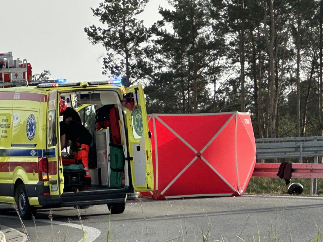 Jechał motocyklem z pasażerką. Jemu nic się nie stało, ją reanimowali ratownicy. Dramatyczny wypadek w Górze Kalwarii
