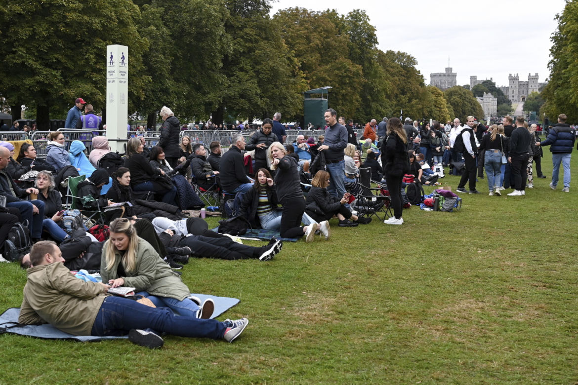 Pogrzeb królowej Elżbiety II. Tłumy przed Opactwem Westminsterskim